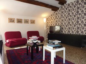 A television and/or entertainment centre at Casa Corte delle Ancore