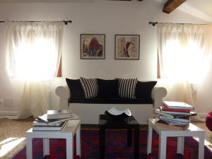 A seating area at Casa Corte delle Ancore