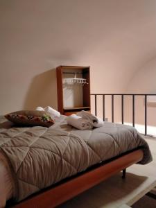 una camera da letto con un letto con uno specchio sopra di Elmar a Bisceglie