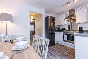 Dapur atau dapur kecil di Lovely three bed home Manchester