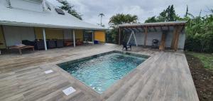 una casa con piscina en el patio en Villa la GAIA, en Grand-Bourg