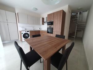 Kuchyň nebo kuchyňský kout v ubytování Marbella Holiday Apartments - Seafront - Wifi + 5 fotografií