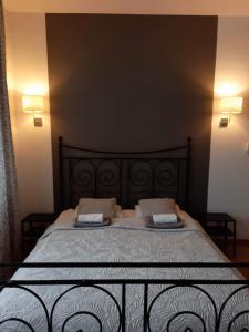 1 cama en un dormitorio con 2 almohadas en Młyńska2 en Bielsko-Biala