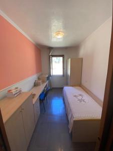 een slaapkamer met een bed, een bureau en een raam bij Casa Vacanze Rinaldi in Mattinata