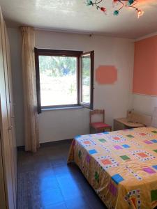 een slaapkamer met een bed en een raam bij Casa Vacanze Rinaldi in Mattinata