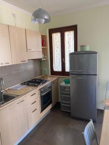 een keuken met een koelkast en een fornuis top oven bij Casa Vacanze Rinaldi in Mattinata