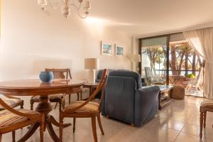 een woonkamer met een eettafel en stoelen bij AT053 Els Pins, primera línea con piscina, airco in Torredembarra