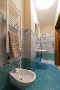 W łazience znajduje się umywalka, toaleta i lustro. w obiekcie Tenuta Pascarella Bed & Breakfast w mieście Frasso Telesino