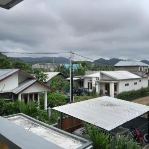 een uitzicht vanaf het dak van een huis bij The Balbina House in Labuan Bajo