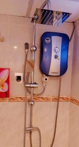 um chuveiro na casa de banho com uma torradeira na parede em Suria Kipark Damansara 3R2B 950sq ft Apartment em Kuala Lumpur