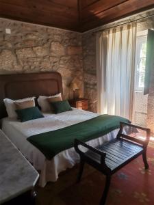Un dormitorio con una cama grande y una ventana en Casa das Torres da Facha, en Ponte de Lima