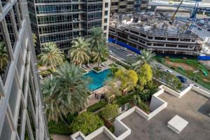 Výhled na bazén z ubytování Contemporary & Roomy 2BR with Burj Khalifa view nebo okolí