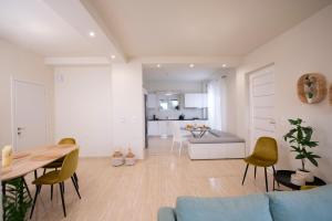 ein Wohnzimmer mit einem blauen Sofa und einem Tisch in der Unterkunft Creta Vivere Villas in Agia Pelagia
