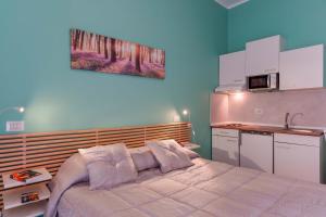 1 dormitorio con 1 cama grande y cocina en B&B Bentivogli en Bolonia