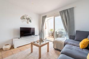 TV a/nebo společenská místnost v ubytování Vivienda liv El Puerto I 3-11