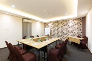 Zona business o sala conferenze di Great Diponegoro Hotel Surabaya
