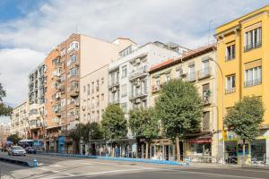 ulica miejska z budynkami na ulicy miejskiej w obiekcie Tranquilo apartamento Pacífico/Ciudad de Barcelona w Madrycie