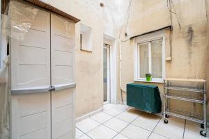 Pokój z białymi drzwiami garażowymi i oknem w obiekcie Tranquilo apartamento Pacífico/Ciudad de Barcelona w Madrycie +15 zdjęć