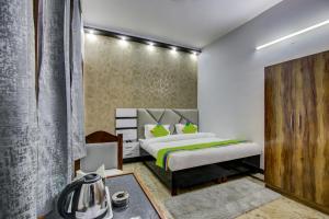 1 dormitorio con 1 cama en una habitación en Treebo Trend Sai Village Manesar, en Gurgaon