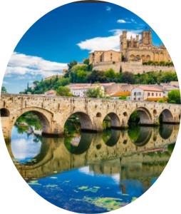 eine Brücke über einen Fluss mit einem Schloss im Hintergrund in der Unterkunft Très belle vue Canal du Midi in Béziers