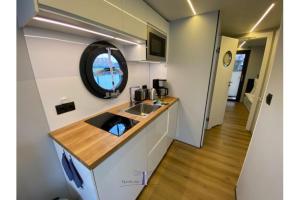 Hausboot Fjord Vela mit Biosauna in Barth的厨房或小厨房