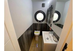 巴特Hausboot Fjord Vela mit Biosauna in Barth的带马桶和水槽的小浴室 更多5张照片