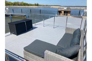 Hausboot Fjord Vela mit Biosauna in Barth的休息区