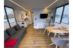 巴特Hausboot Fjord Vela mit Biosauna in Barth的带沙发和桌子的客厅