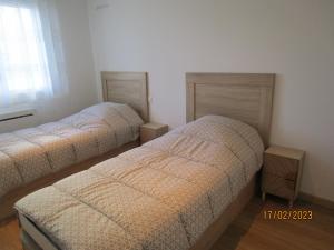1 Schlafzimmer mit 2 Betten und einem Fenster in der Unterkunft Très belle vue Canal du Midi in Béziers