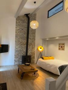 ein Schlafzimmer mit einem Bett und einem Kamin in der Unterkunft Le Lion d'Or in Bessines