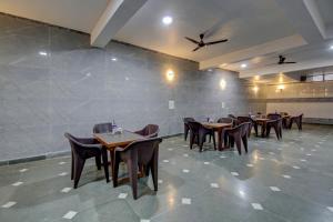 una fila de mesas y sillas en un restaurante en Treebo Trend Sai Village Manesar, en Gurgaon