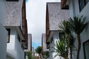 vista da due edifici con palme di ASRI CINTA VILLA ad Ubud