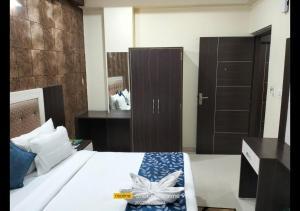 Uma cama ou camas num quarto em Green Leaf Hotel By WB Inn