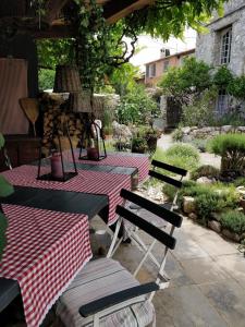 - une table de pique-nique et des chaises sur la terrasse dans l'établissement Le Mas Saint Pierre, à Roquefort-les-Pins