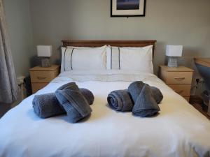een slaapkamer met een bed met handdoeken erop bij Aonach in Dingle