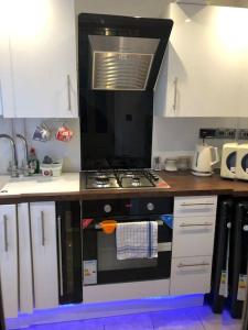 a kitchen with a stove top oven in a kitchen at Two Bedroom End Terrace House near Birchington High Street in Birchington