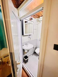 ein kleines Bad mit einem Waschbecken und einem Spiegel in der Unterkunft SEFA Story Hotel in Istanbul