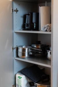 トゥルクにあるTwo-Room Aura River Apartment host by B&B Tuureの台所の鍋棚 +7枚の写真