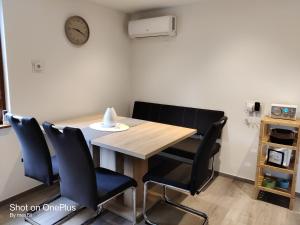 Posezení v ubytování Ferienwohnung Grete, an der Weinstraße