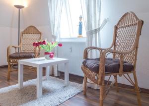 ヴェスターラントにあるVik1_23の椅子2脚、テーブル、窓が備わる客室です。