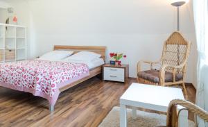 een slaapkamer met een bed, een stoel en een tafel bij Vik1_23 in Westerland