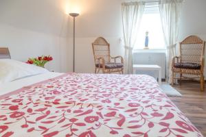 ヴェスターラントにあるVik1_23のベッドルーム1室(ベッド1台、赤と白の毛布付)