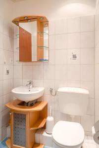 een badkamer met een toilet en een wastafel bij Vik1_23 in Westerland