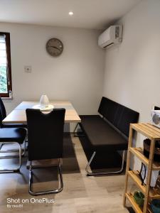 Posezení v ubytování Ferienwohnung Grete, an der Weinstraße