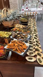 un buffet con molti piatti su un tavolo di Yarden Estate Boutique Hotel a Yesud HaMa'ala