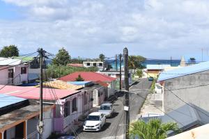 una vista aérea de una calle de la ciudad con edificios en Coco et Canne, en Port-Louis