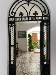 une entrée à une maison avec une arche dans l'établissement Apartamentos turísticos Cambil, à Cambil