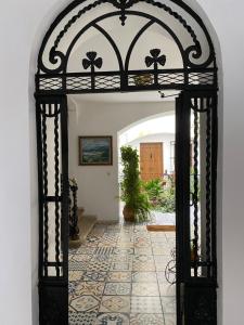 an entrance to a house with an archway at Apartamentos turísticos Cambil in Cambil