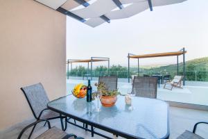A balcony or terrace at Serenity Suites Sea View Houses