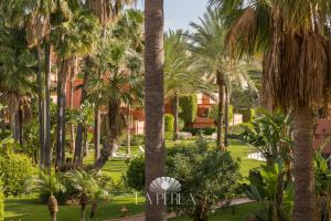 a view of the resort from the palm trees at Apartamento La Perla in Marbella